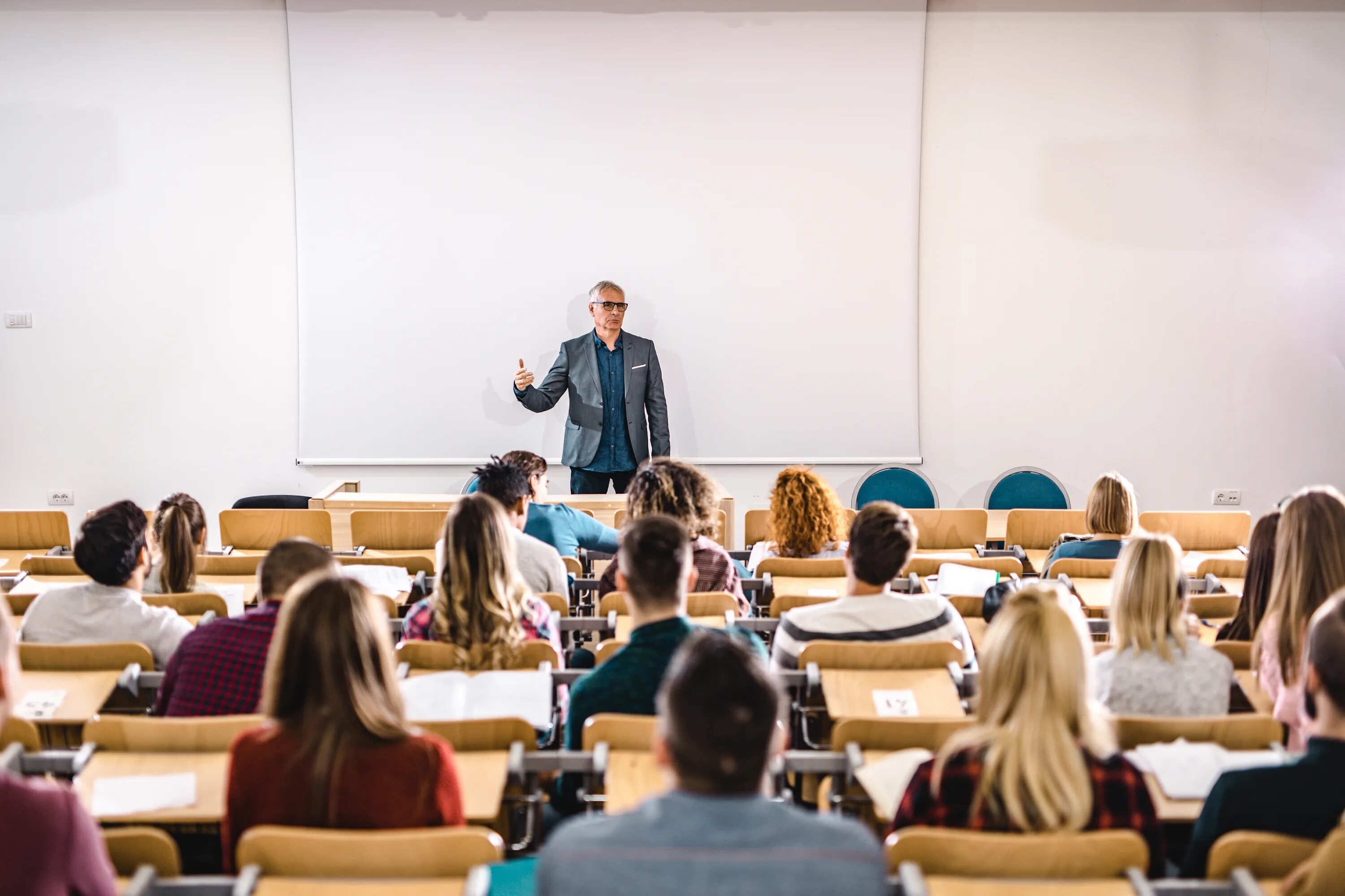 Лекция в аудитории. Студенты в аудитории. Лекция в университете. Преподавание в вузе. The students are the lecture