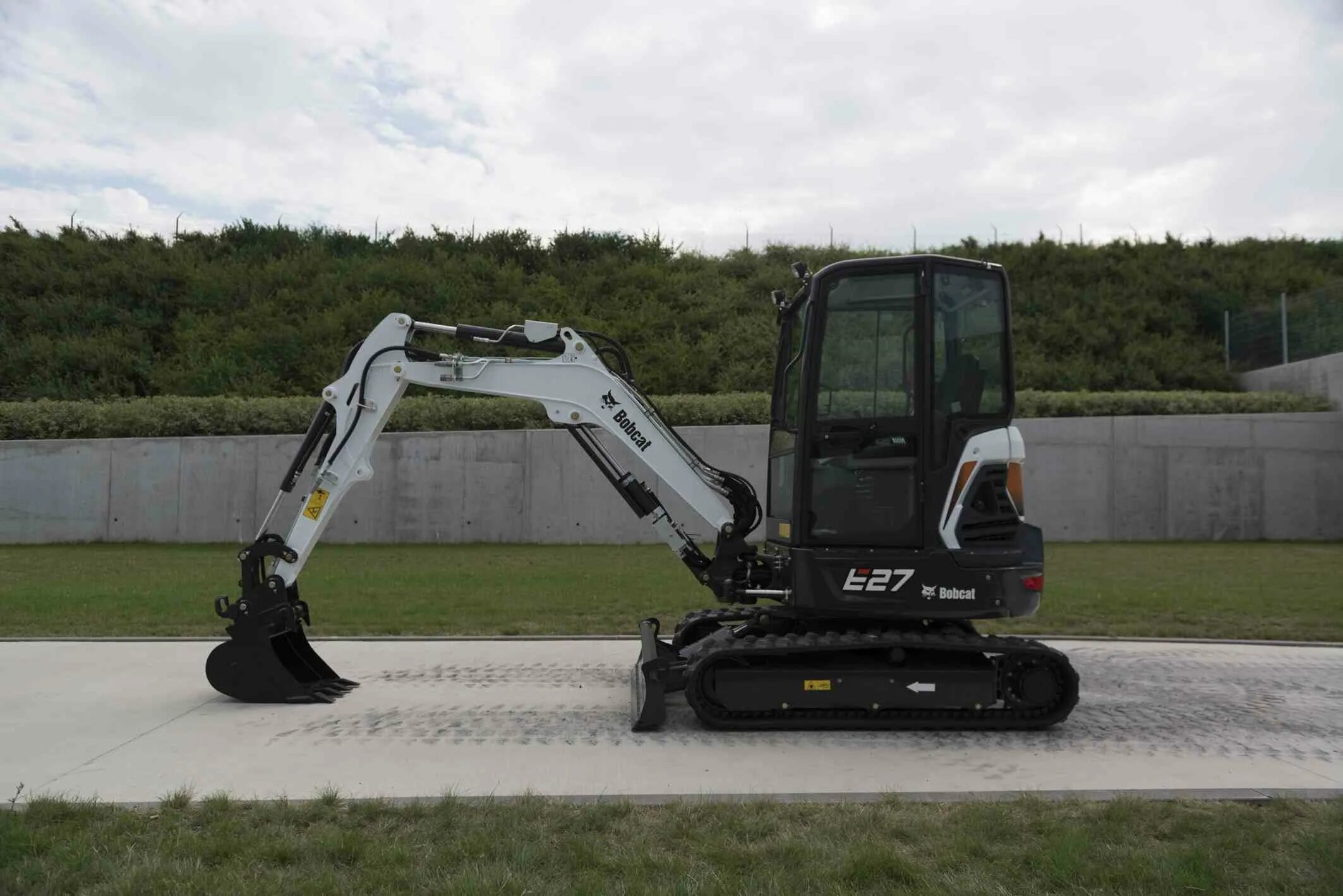 Экскаватор bobcat. Мини-экскаватор bobcat e27z. гусеничный мини экскаватор bobcat e27. бобкэт экскаватор 2025. мини экскаватор bobcat e50z.