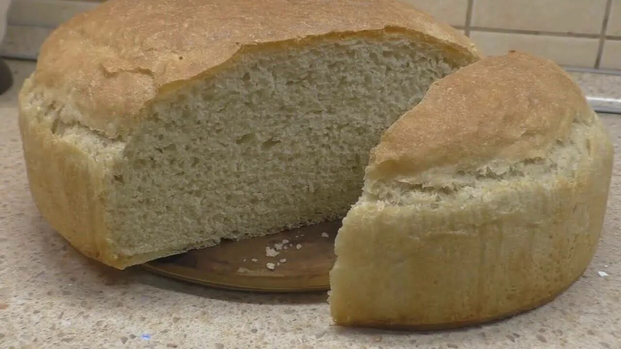 Рецепт хлеба на живых дрожжах в духовке. Круглый хлеб в духовке. Белый хлеб в духовке. Хлеб круглый белый. Воздушный хлеб в духовке.