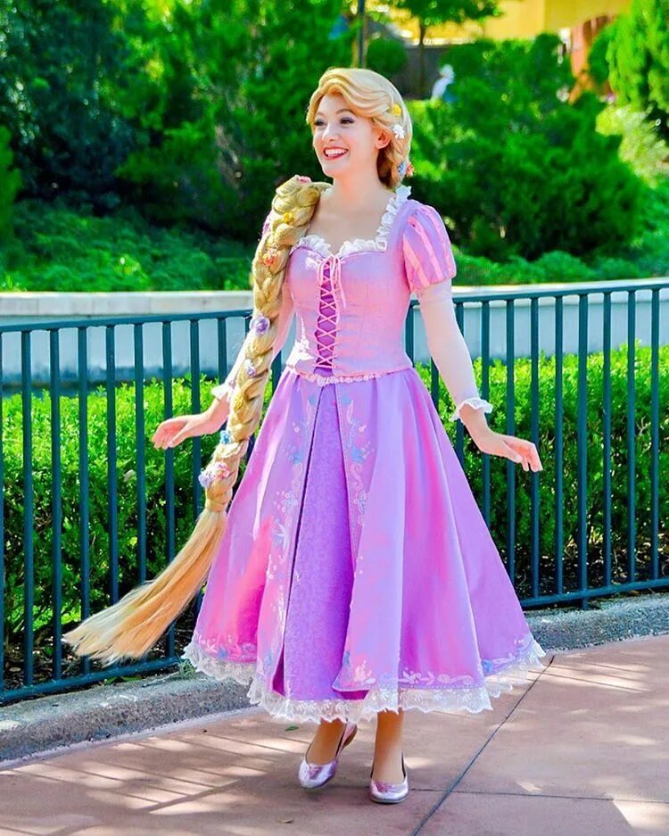 Нарядиться принцессой. Disney платье Рапунцель. Дисней принцесса Рапунцель в платье. Рапунцель Дисней косплей. Платье Рапунцель Дисней.