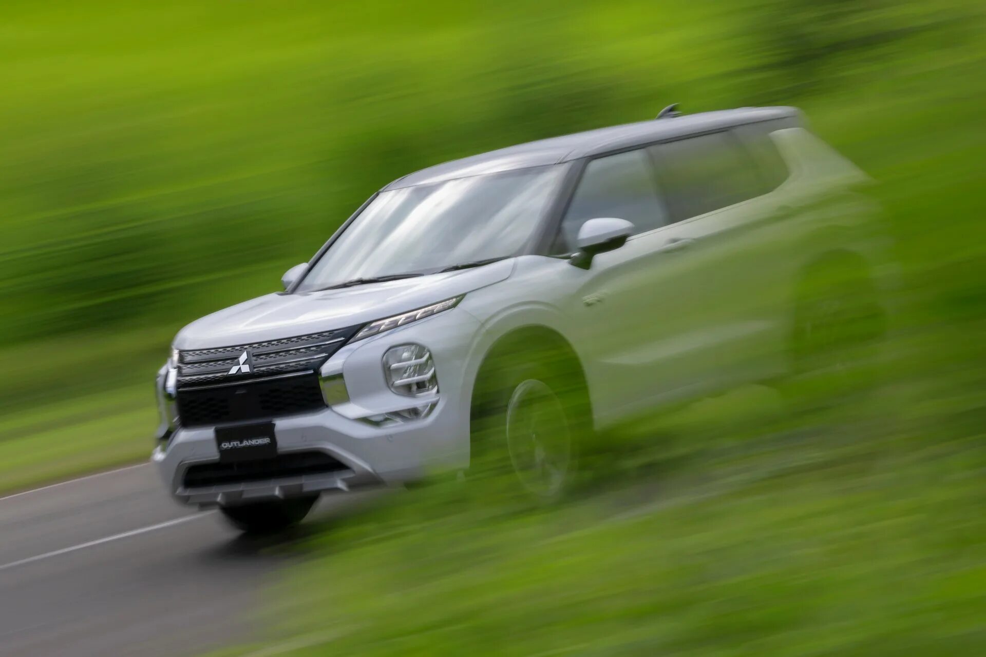 Phev гибриды. Mitsubishi Outlander PHEV 2022. Новый Мицубиси Аутлендер 2023. Mitsubishi Outlander PHEV 2023. Митсубиси Аутлендер гибрид 2022.