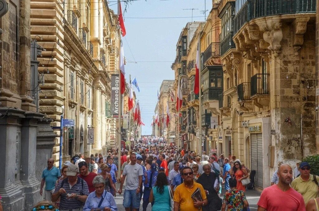 Европа здесь. Мальта мальтийцы. Мальта население. Malta Страна Valletta. Республика Мальта жители.