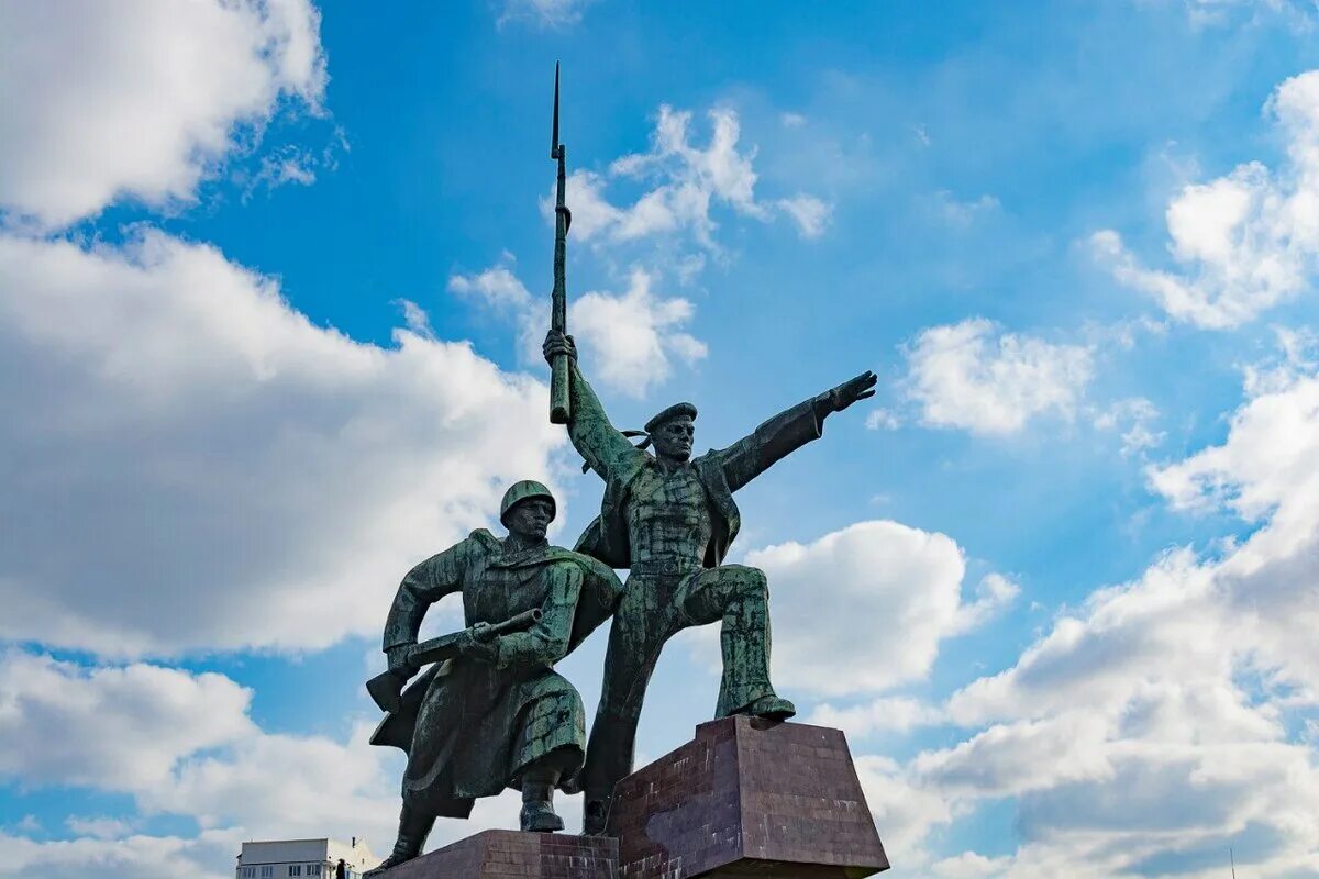 В каком городе стоит памятник героям. Памятник матросу и солдату, г. севастополь. монумент солдат и матрос в севастополе. памятник матросам в севастополе. города-герой севастополь матрос и солдат.