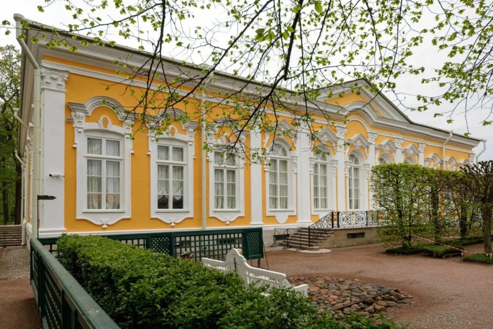 Корпуса спб. Екатерининский корпус в Петергофе. Музей "Екатерининский корпус". Малый музей Екатерининский корпус. Школа Екатерининский корпус.