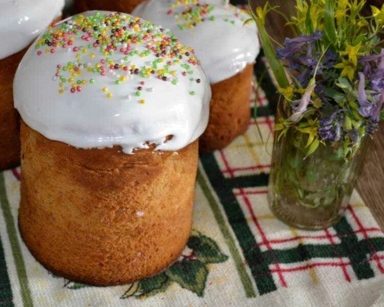 Рецепт кулича пасхального живые дрожжи. Кулич. Куличи на Пасху. Сливочный кулич. Пасхальный кулич на сливках.