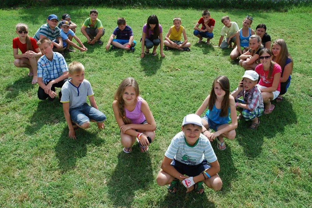 Счастливые дети в лагере. Дети в лагере фото. Дети в лагере фото. Оздоровительные лагеря в ленинградской области. Дети в лагере фото.