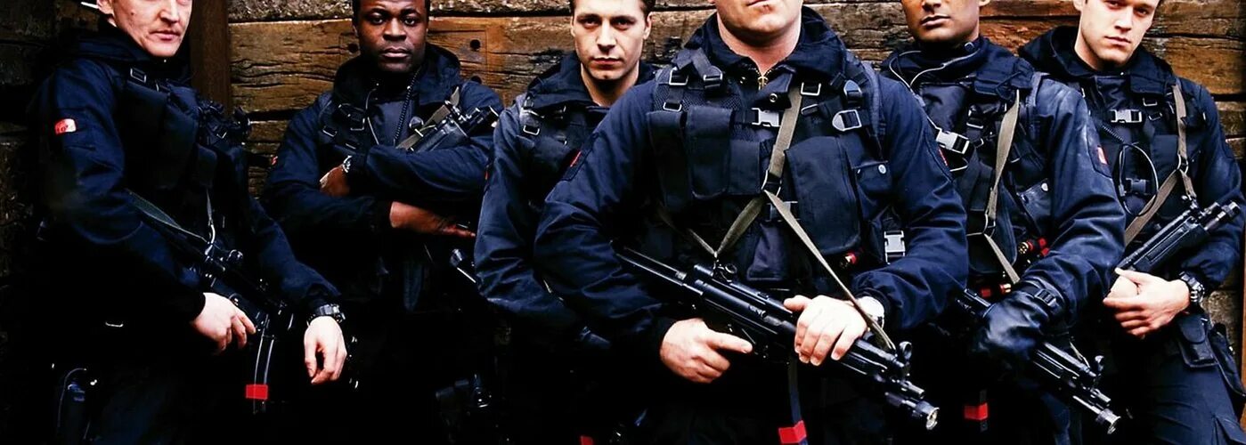 Спецназ фсб штурм здания. Призрак в доспехах фильм 2017. Заходит в отряд. Опасный отряд сериал с 2020 г. Слипкнот отряд самоубийц.