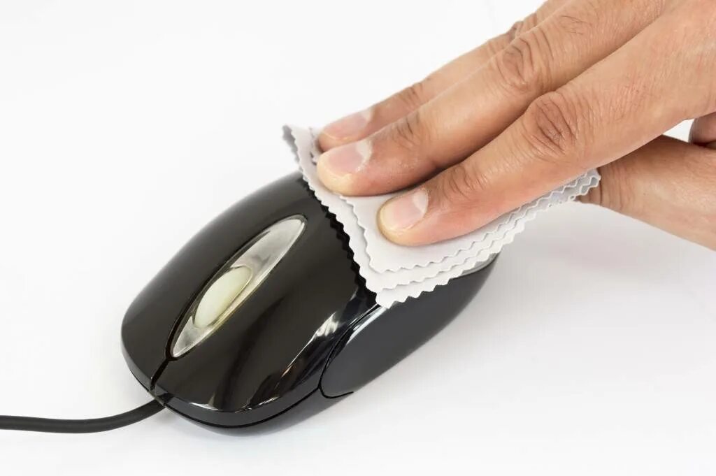 Очистка мышки от пыли. Чистка мышки для компьютера. Протирка компьютерной мыши. Как почистить мышку. Как почистить мышку.