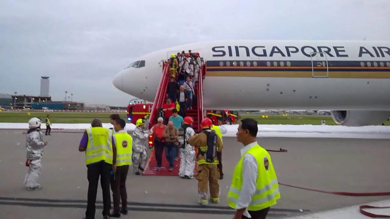 Emergency landing. Emergency evacuation in aircraft. emergency evacuation in aircraft in the sea. аварийная посадка a320 на гудзон. 757 boeing emergency evacuation.