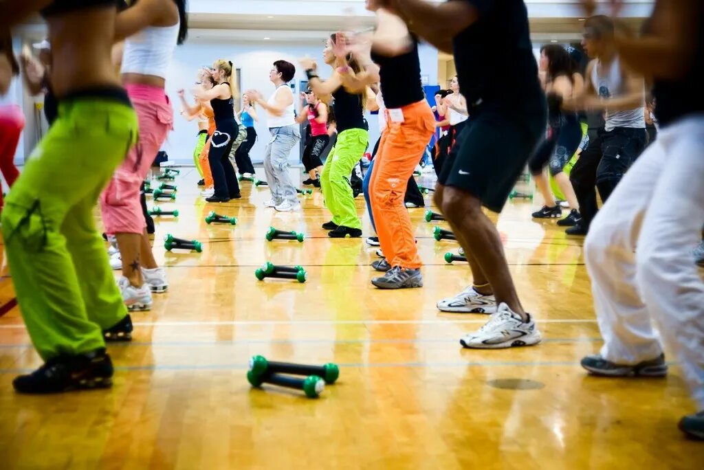 Ритмичная музыка для тренировок. Зумба. Зумба групповые занятия. Zumba Fitness. Шаги зумба для начинающих.