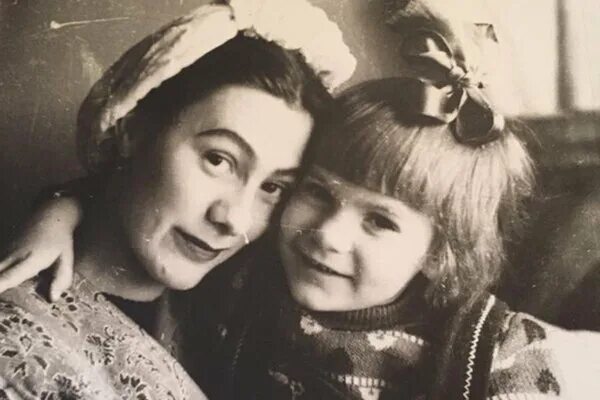Галина брежнева фото в молодости Советские знаменитости во время застолий! Знаменитости, Фотографии, Брук шилдс