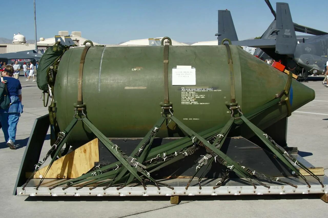Самая мощная бомба в россии. Фаб-9000-м54. Авиабомба Фаб-9000 м-54. Боеголовка m338. H.C 4000 MK-2 бомба.
