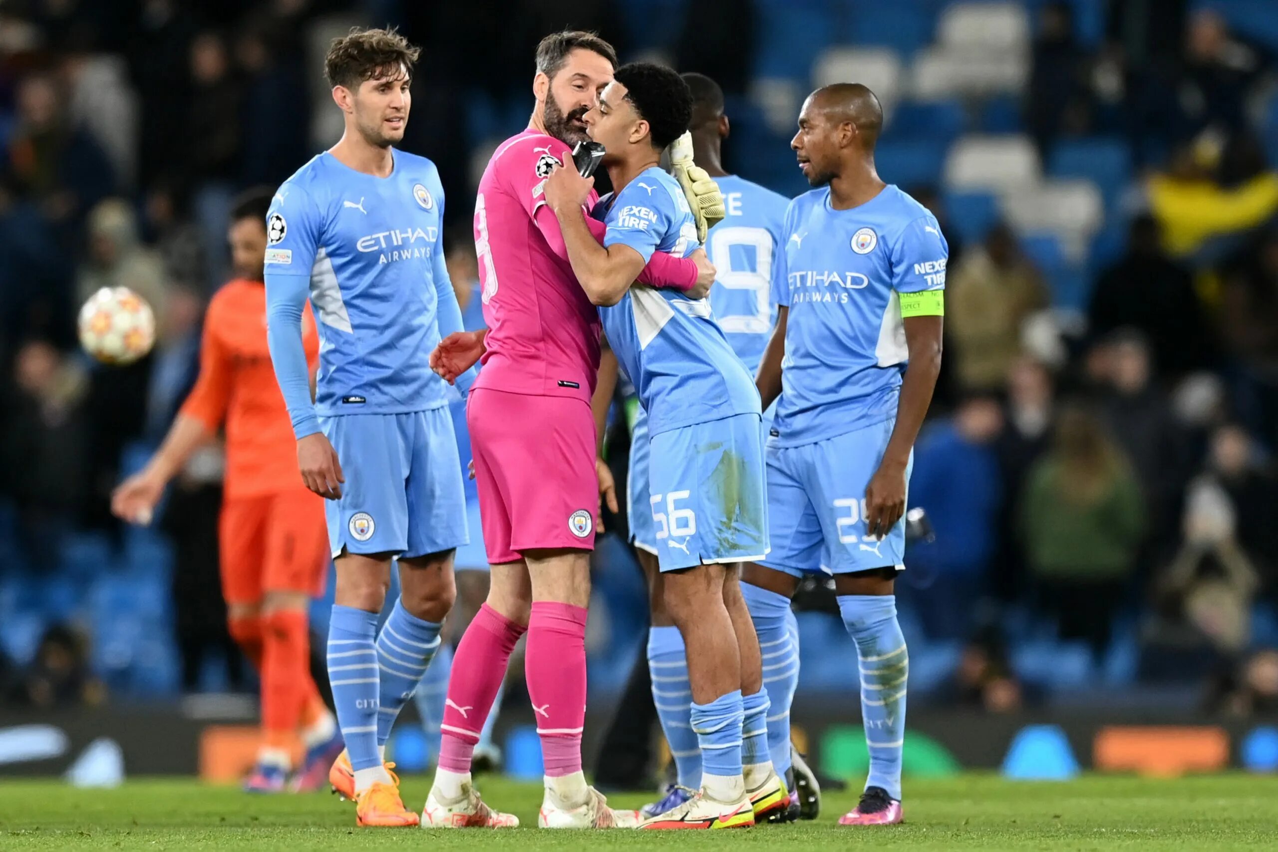 Many man city. Мануэль Акаджи Manchester City. Манчестер Сити Гедра. Жереми доку Манчестер Сити. Кайседо Фелипе ман Сити.