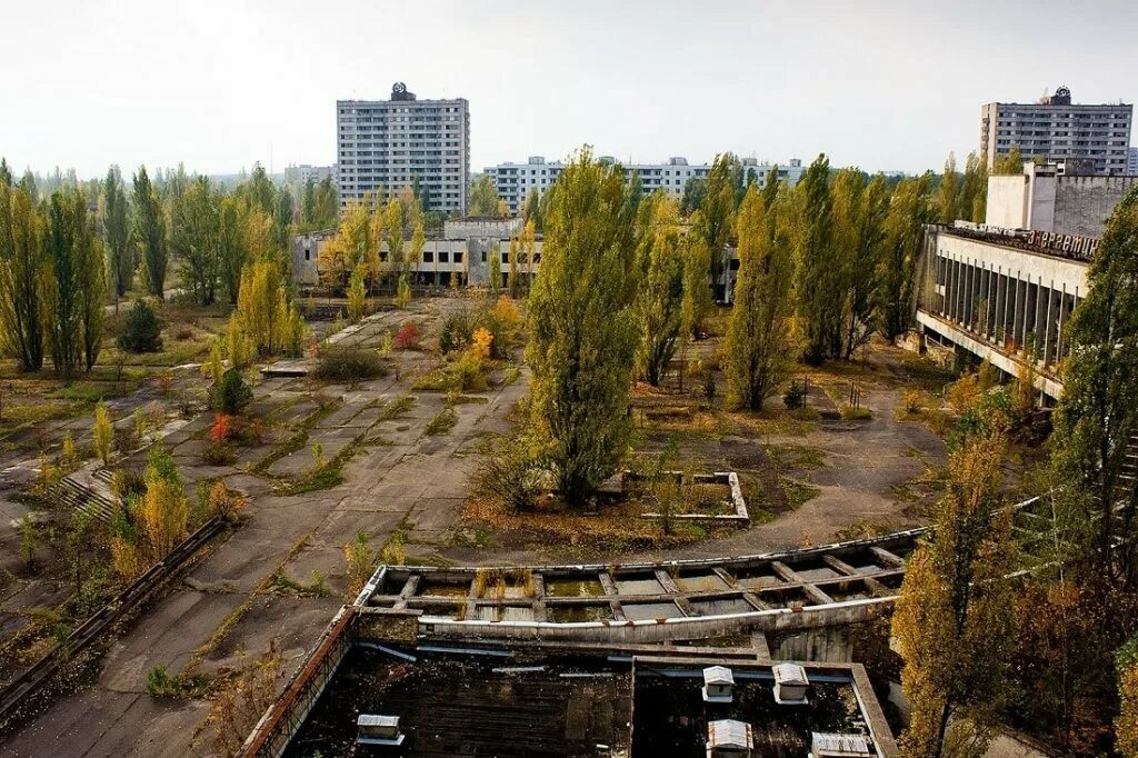 Дом 26 апреля. Чернобыль заброшенный город. Чернобыль город призрак. Зона отчуждения город Припять. Чернобыль город Припять.