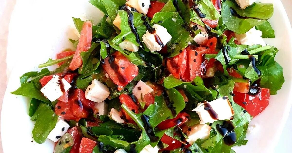 зелень для греческого салата. огурцы помидор сыр фета. греческий салат с сыром фета. фетакса для греческого. салат с сыром фета и помидорами.