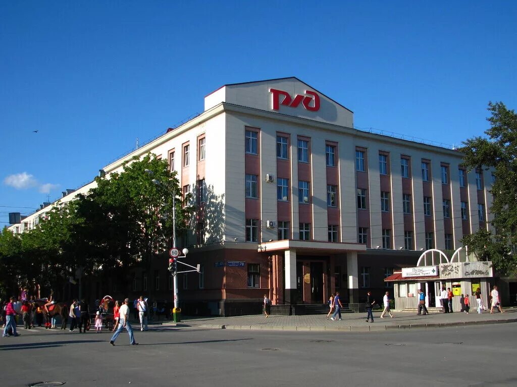 Ржд южно сахалинск. Железнодорожный вокзал южно-сахалинск. Остров сахалин железная дорога. Рельсовый автобус сахалин. Железная дорога сахалина двжд.