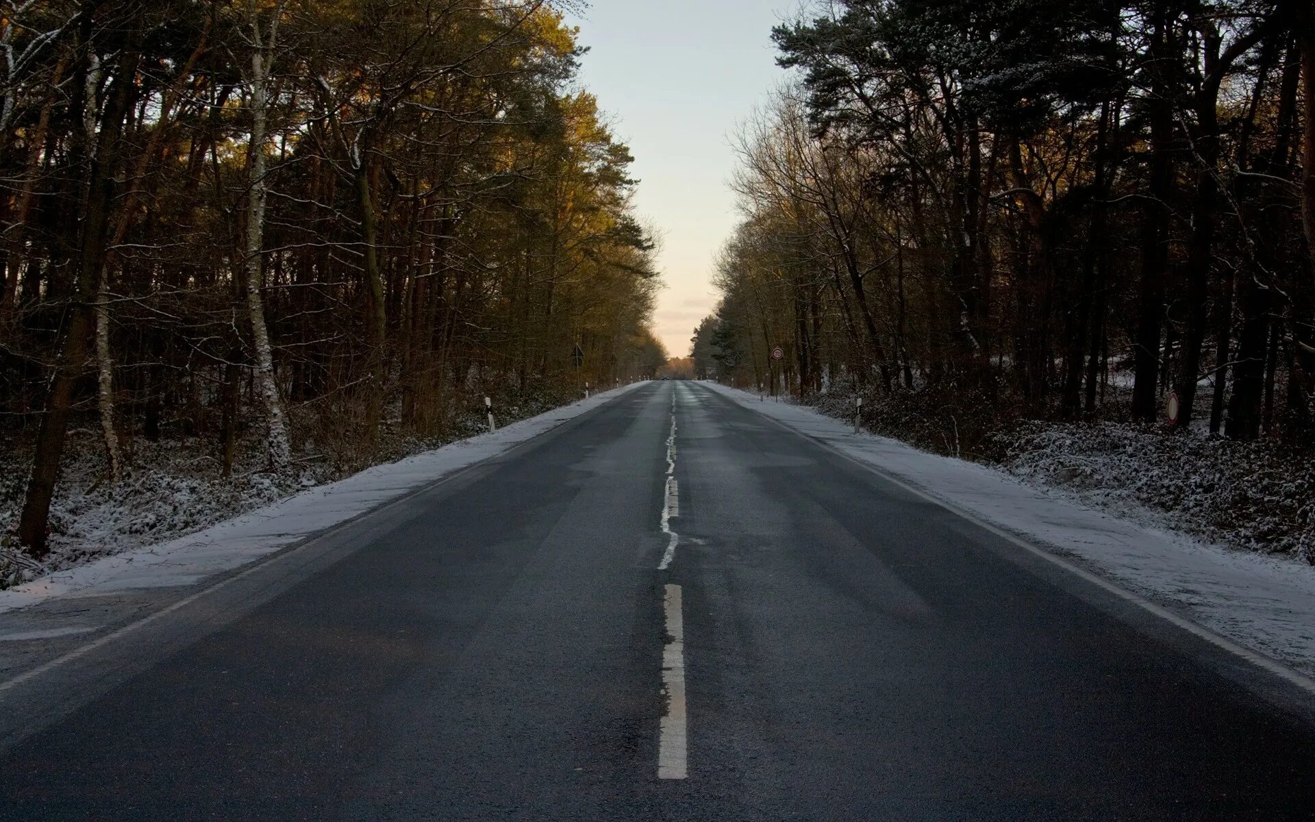 Снег весной на дороге. Зима дорога. Зимняя трасса. Обочина дороги зимой. Заснеженная обочина.