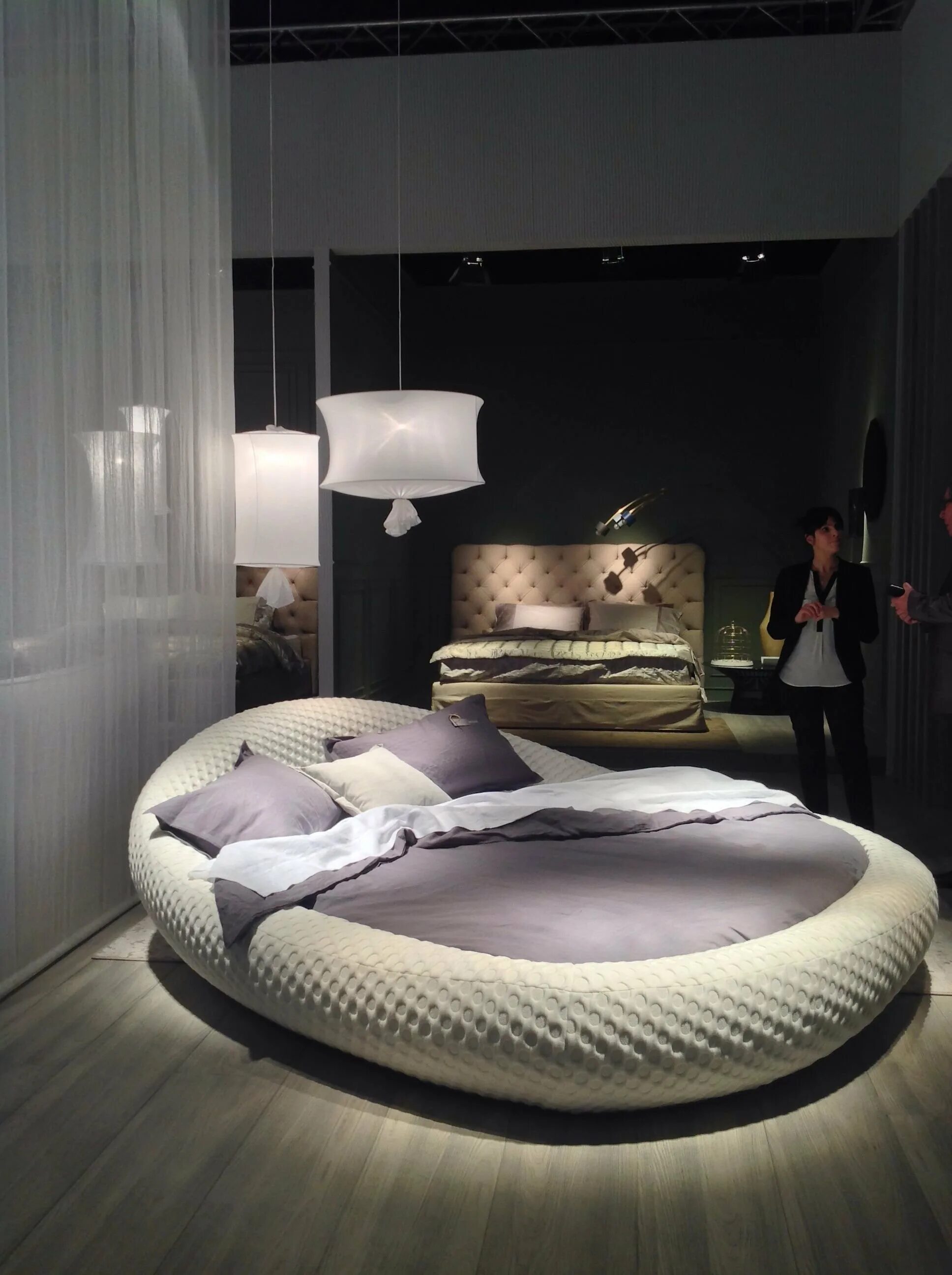 Комната с круглой кроватью. Круглая кровать в интерьере. Комната с круглой кроватью. Комната с круглой кроватью. Круглая кровать кинг сайз.