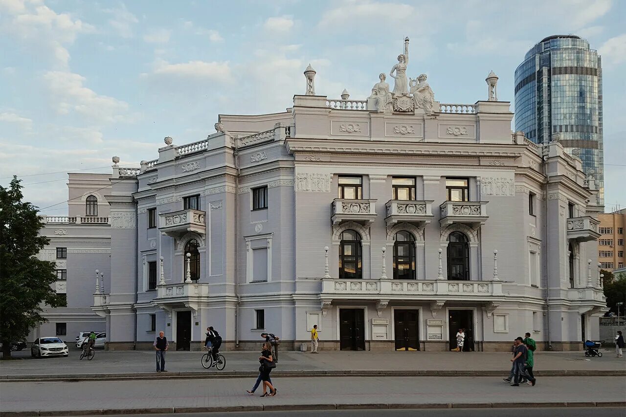 Сколько театров в екатеринбурге. Театр оперы и балета ЕКБ. Опера и балет театр Екатеринбург. Театр оперыи балета Екат. Оперный театр в ЕКБ В 1912.