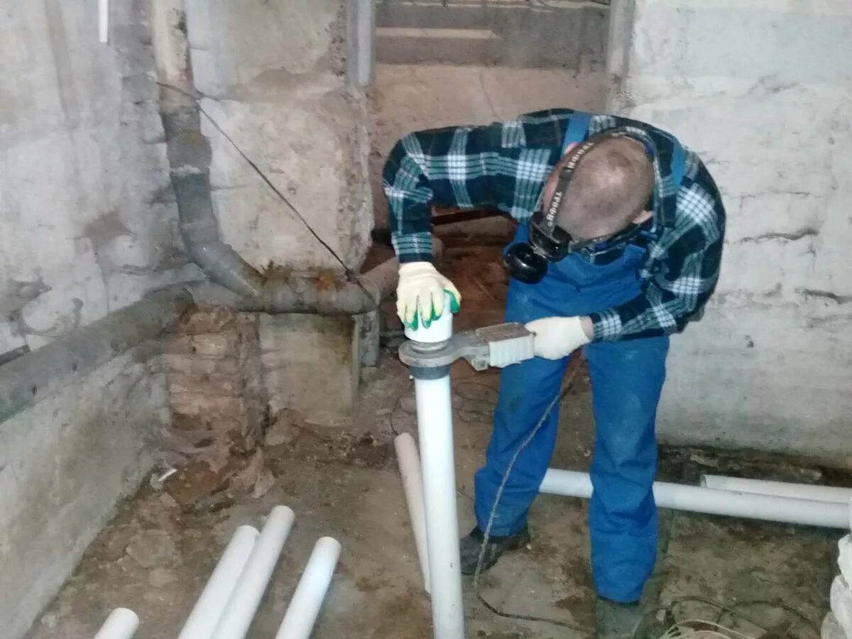 Замена трубы сантехника. Прокладка водопровода в подвале. Прокладка труб канализации в подвале. Водопроводные трубы в подвале. Подвал канализация.