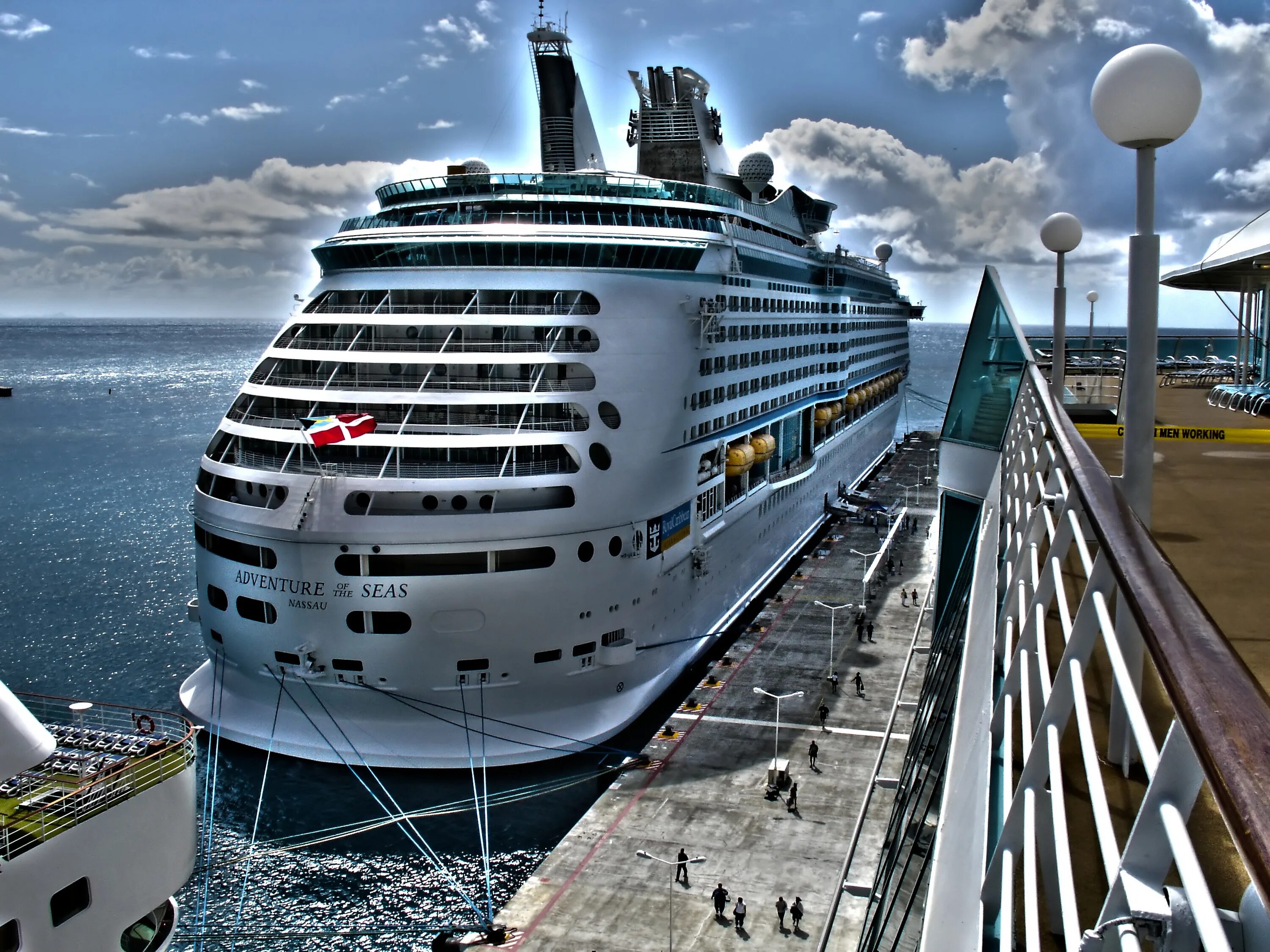 Океанский лайнер MSC. Пассажирский лайнер MSC. Olmedreca круизный лайнер. Cruise ship – круизное судно.