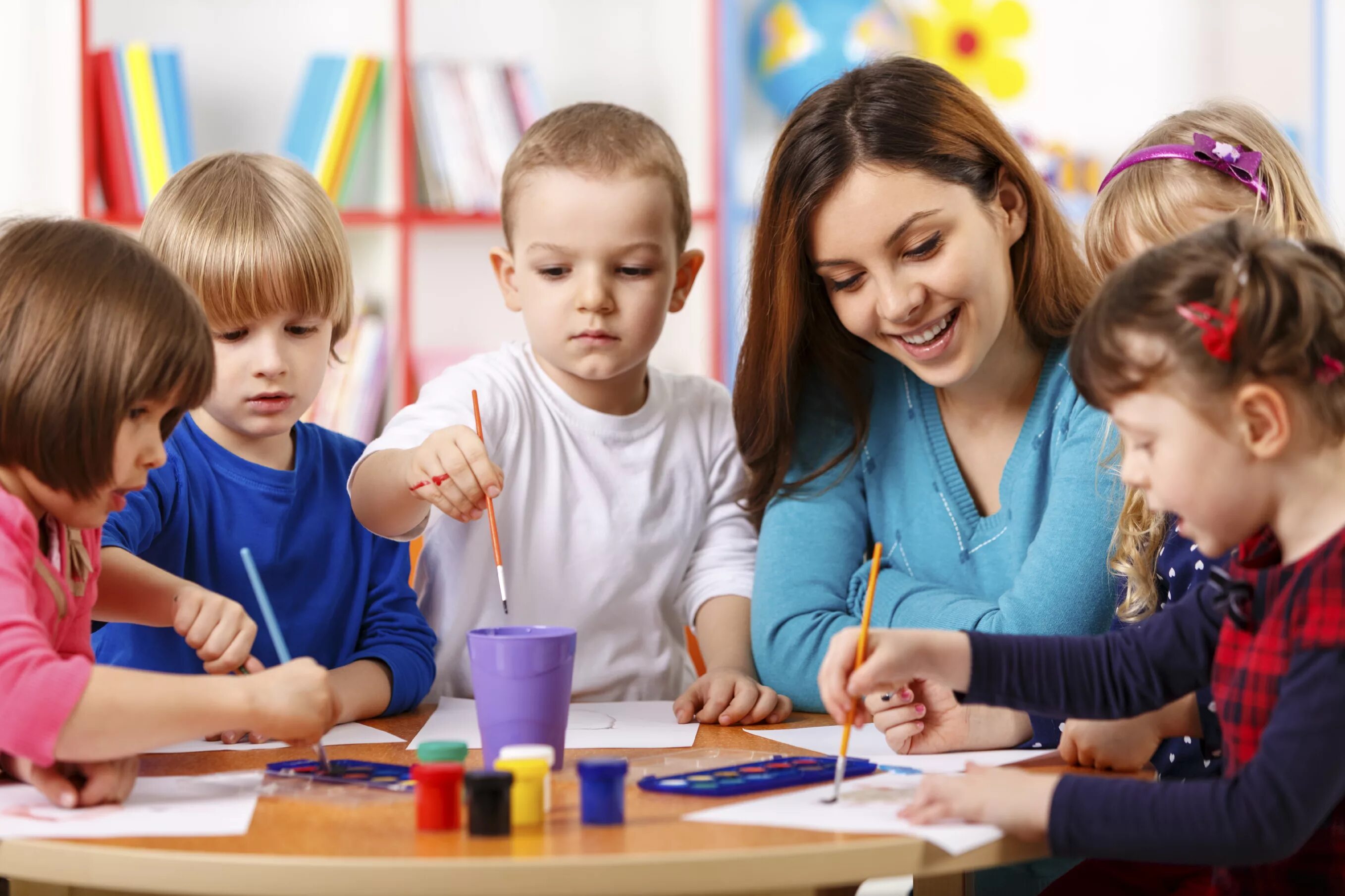 I teach children. Педагог и дети. Дети дошкольного возраста. Дошкольники и воспитатель. Воспитатель с детьми.