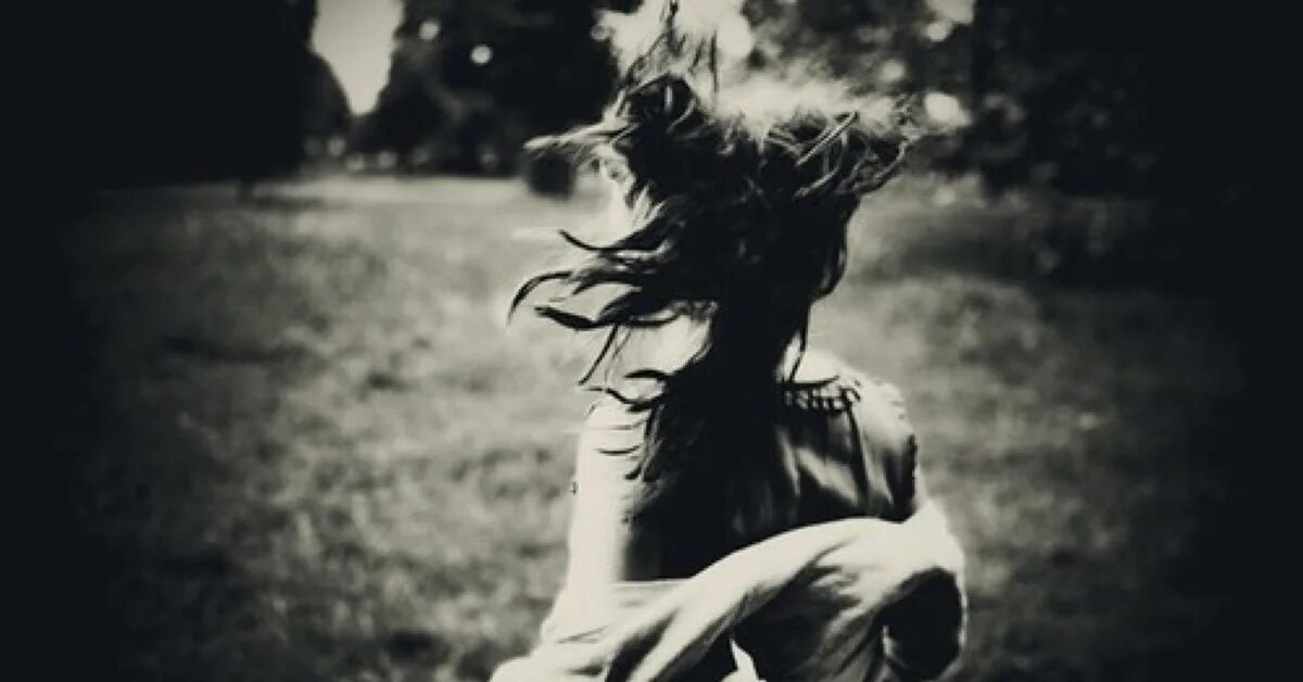 Группа мохито слёзы солнца. Девушка бежит в темноте по полю. Песня разбежаться и услышать звуки солнца. Песня разбежаться и услышать звуки солнца. Фестиваль красок судак мохито.