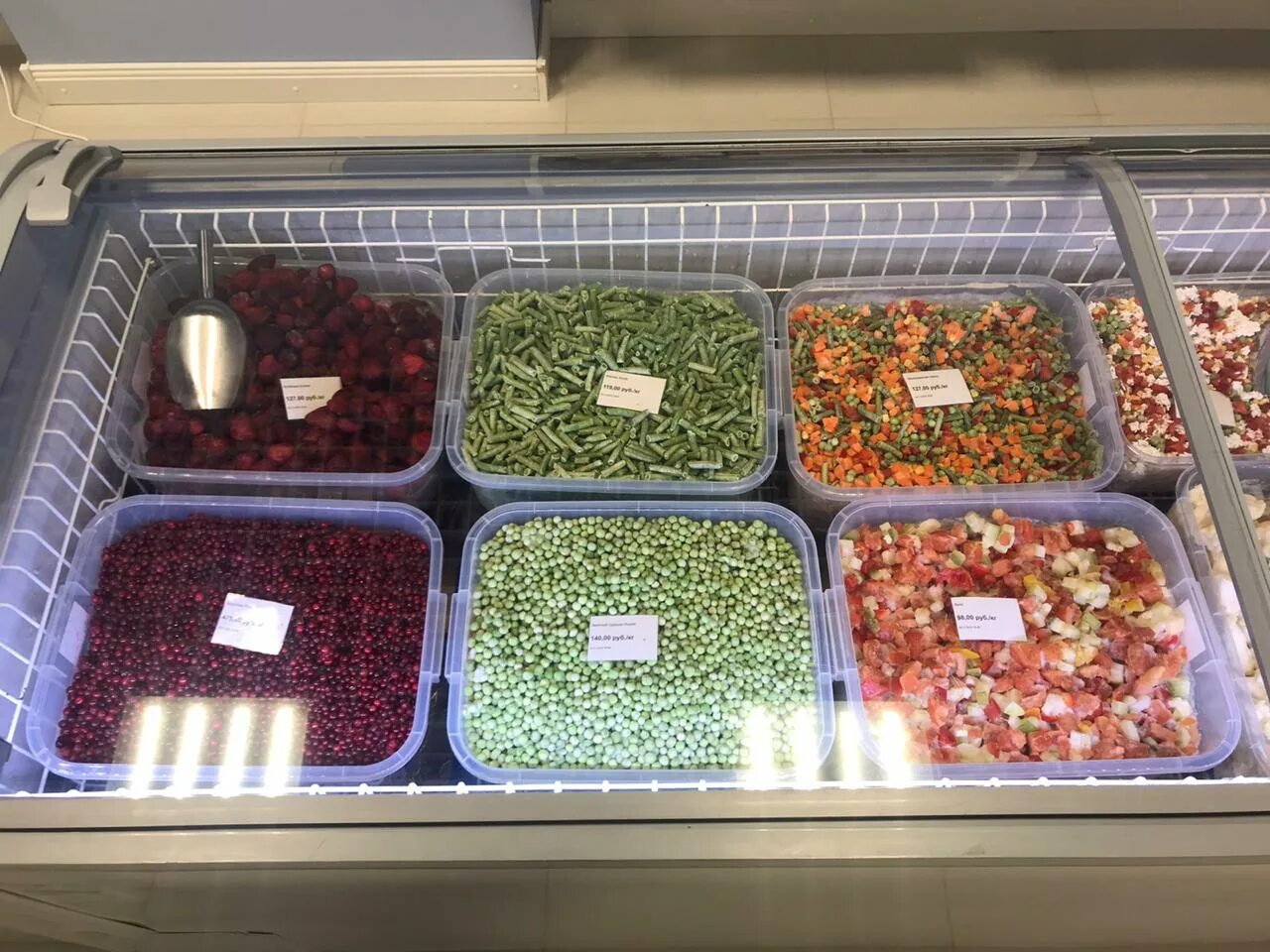 тюбик синий заморозка овощей в холодильнике. заморозка овощей в морозильной камере. морозильная камера с продуктами. заморозка готовых хлебобулочных изделий. заморозка готовой продукции.