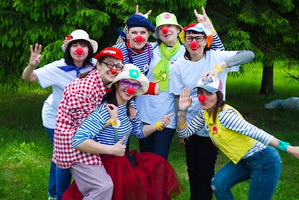 Общество клоунов. Набережные Челны клоуны. Больничный клоун. Клоуны в обществе и дома. Дети разрисовывают клоуна.