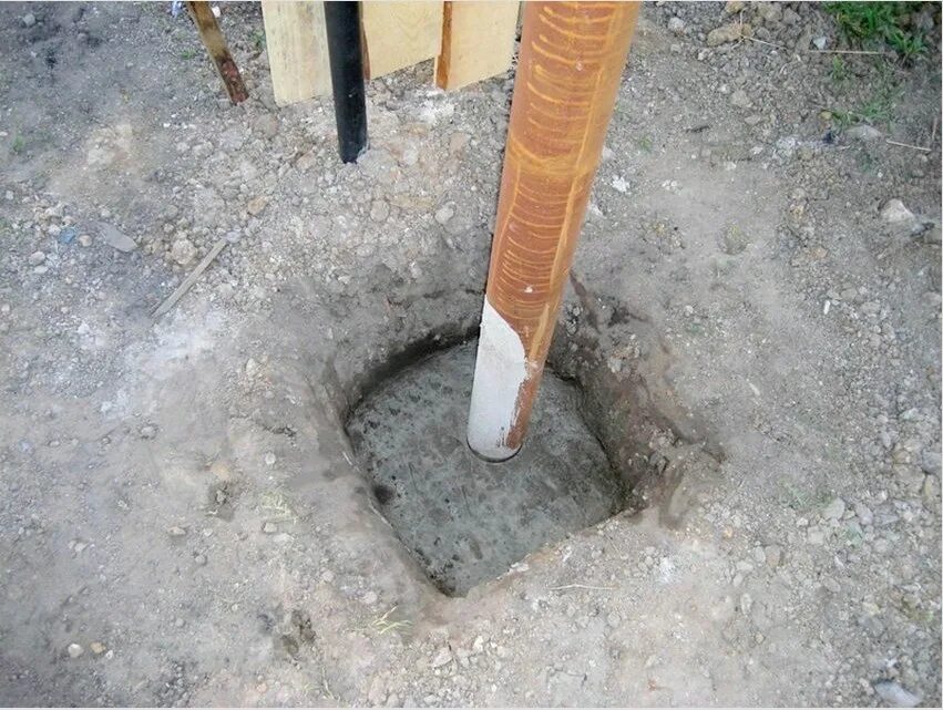 Копка ям под столбы. Бетонирование столбов для забора м300. Яма под столб. Бурим лунки под столбы забора мотобуром 200 мм. Яма под забором.