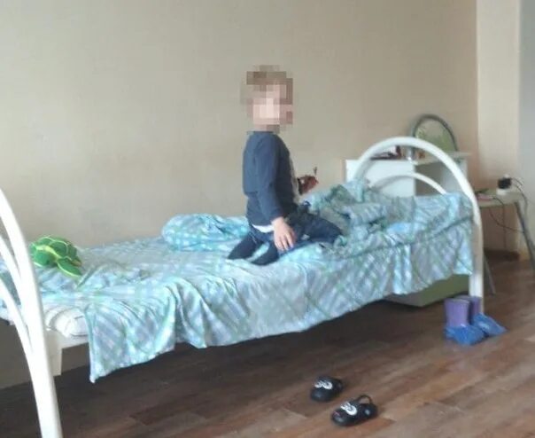 Фото 9 летнего мальчика возле кровати. Мальчик мальчик 18 больница. Уколы детям в больнице малышам. Мальчик мальчик 18 больница. Подросток лежит в больнице.