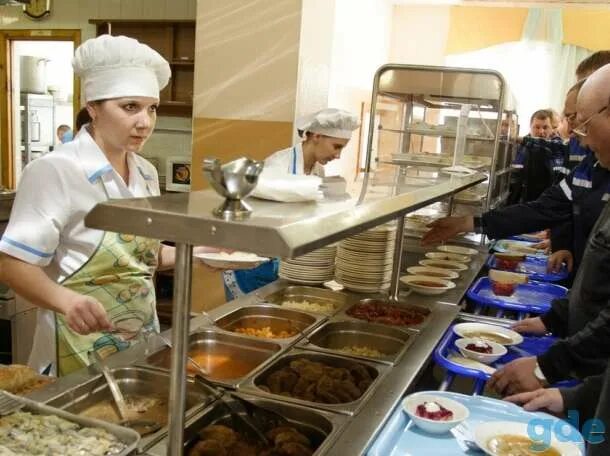 Повар на раздаче в столовой. Повара на раздаче. Повар на раздаче в столовой. Повара раздачи свежие вакансии. Приглашаем на работу кондитера.