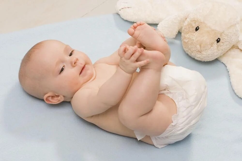 Ножки в 6 месяцев. Гипертонус мышц у новорожденных. Движения новорожденного. Физиологический гипертонус. Гипертонус сгибателей у новорожденных.