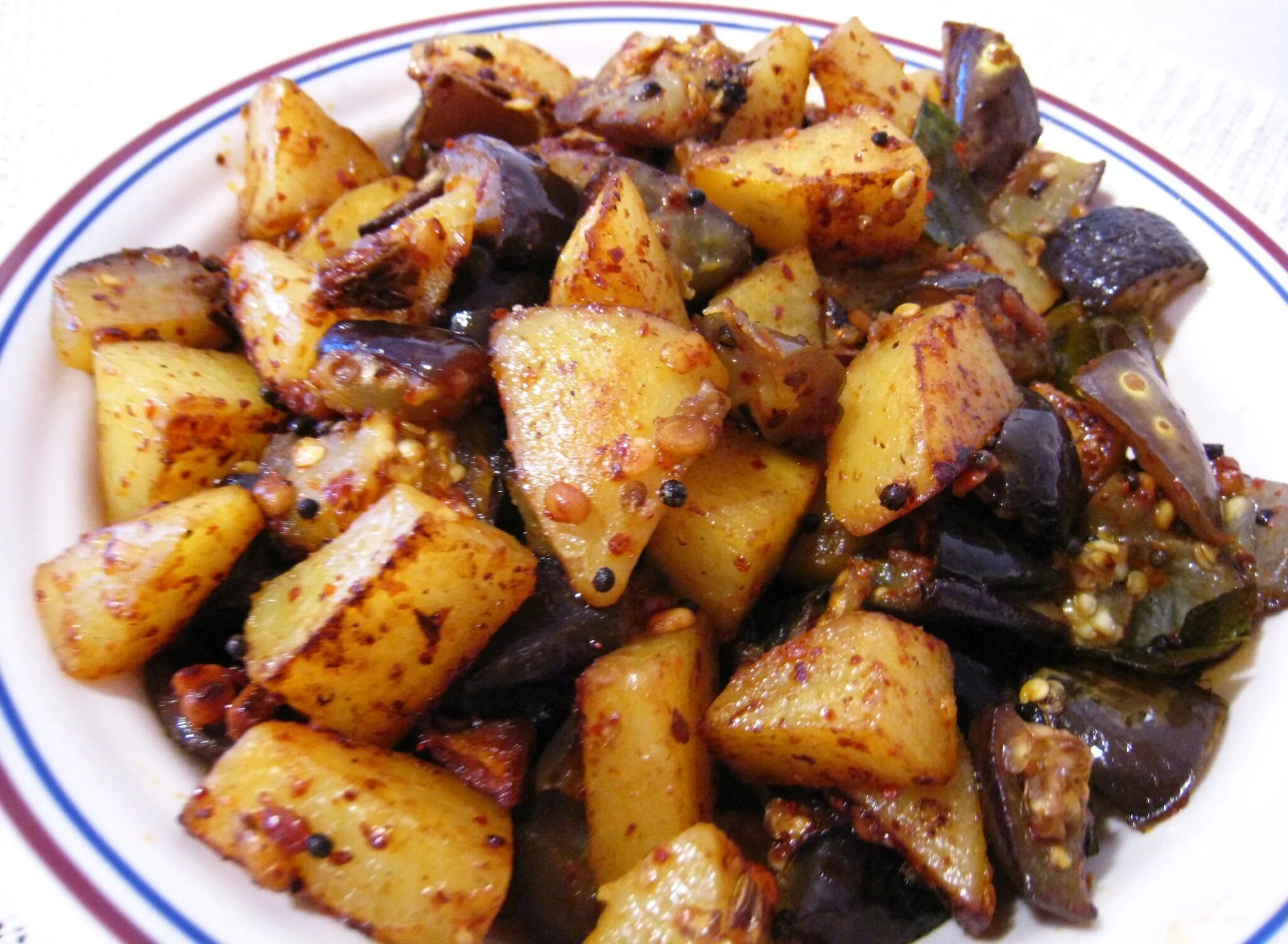 Овощное рагу из кабачков и баклажанов. Овощное рагу с кабачками и баклажанами перцем. Овощное рагу с кабачкм баклажаны кабачки. Картошка с баклажанами. Картошка с баклажанами на сковороде.