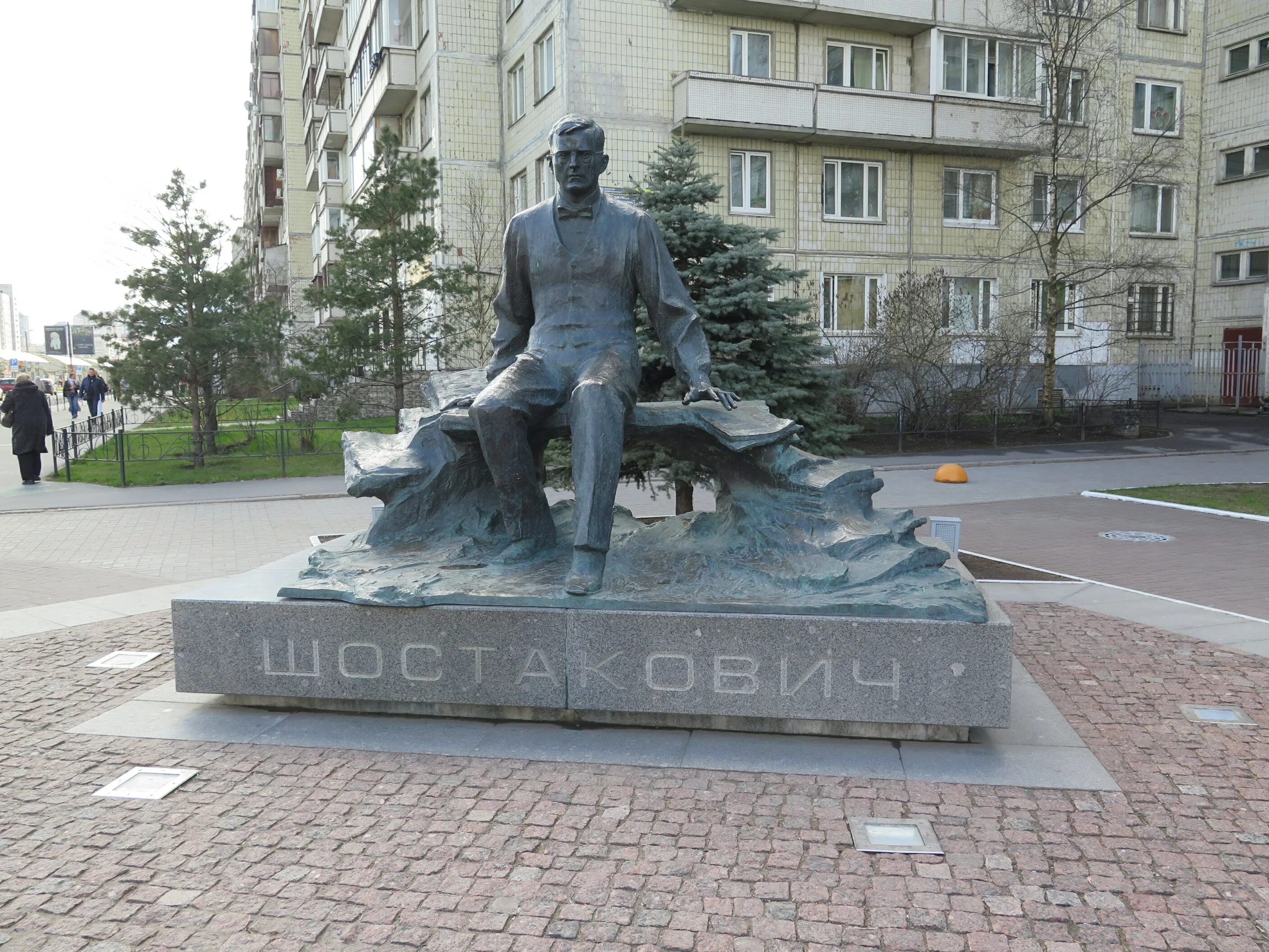 Памятник шостаковичу в санкт петербурге. Памятник шостаковичу на улице шостаковича. памятник дмитрия дмитриевича шостаковича. памятник дмитрию шостаковичу в санкт-петербурге.