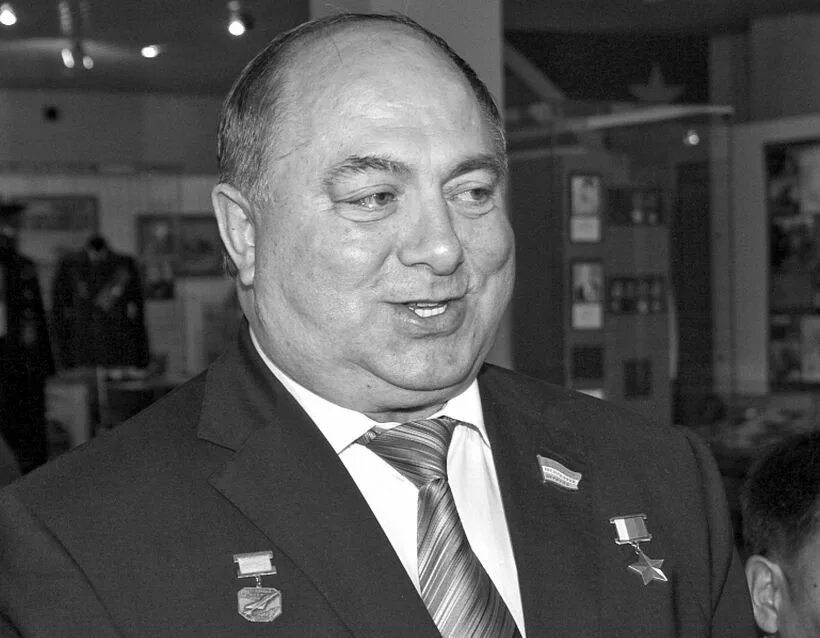 Тайгиб омарович толбоев. Герой россии тайгиб толбоев. тайгиб толбоев летчик испытатель герой россии. тайгиб омарович толбоев полковник. тайгиб толбоев фото.