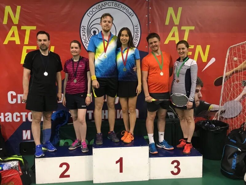 Бадминтон спорт. Бадминтон на шаболовке. Бадминтон клуб. Бадминтон рисунок. Лаб бадминтон.