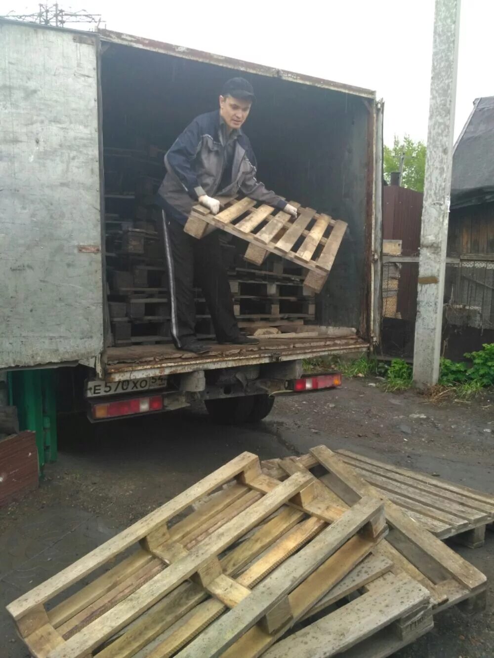 Хорошо грузит. Разгрузка автомобиля. Перегруз автомобиля. Изображение загружается. Загружается.