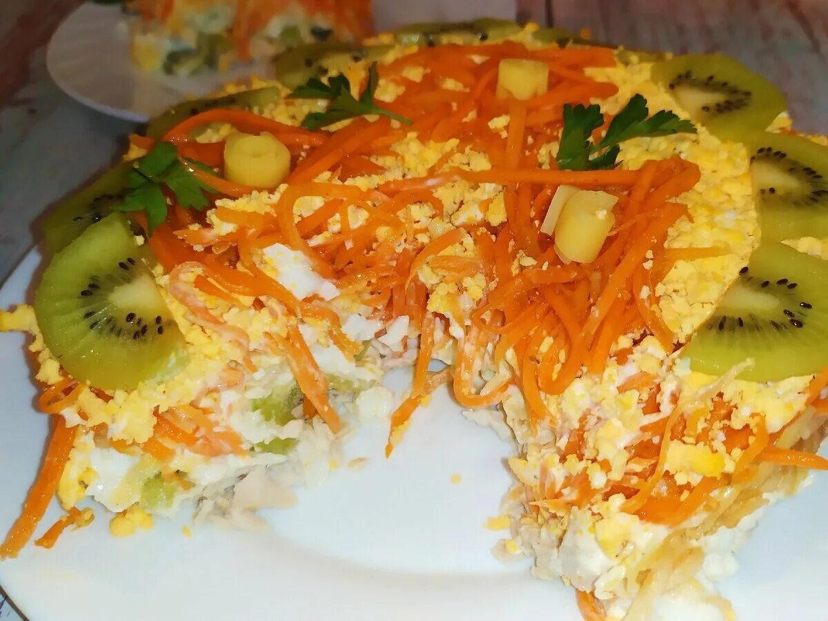 Салат киви корейская. Салат с киви и корейской морковкой и курицей. Салат с киви и корейской. Салат с киви и корейской. Салат с киви и корейской морковкой и курицей.