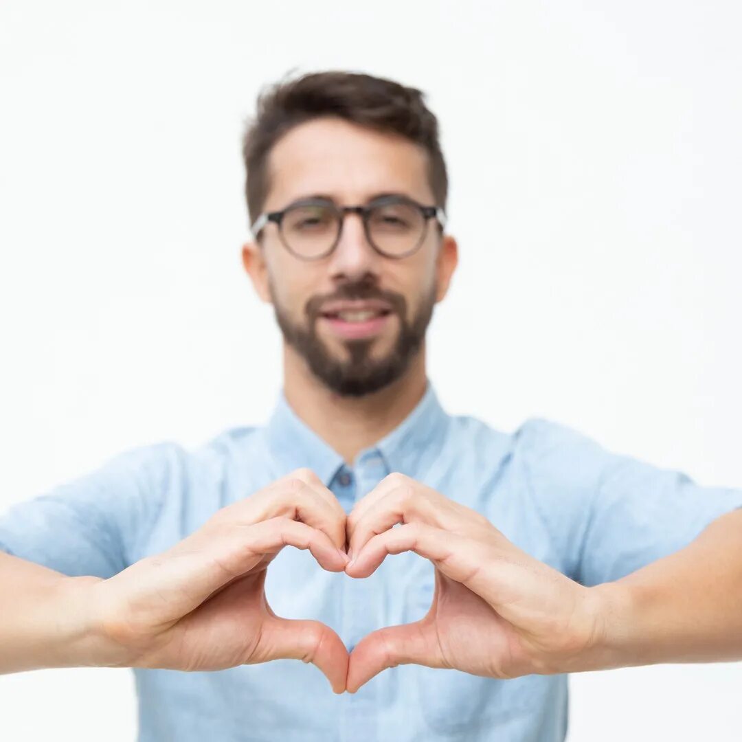 сердце в руках. сердечко из рук. человек делает сердечко. сердечко руками мужчина. сердечки для мужчины.