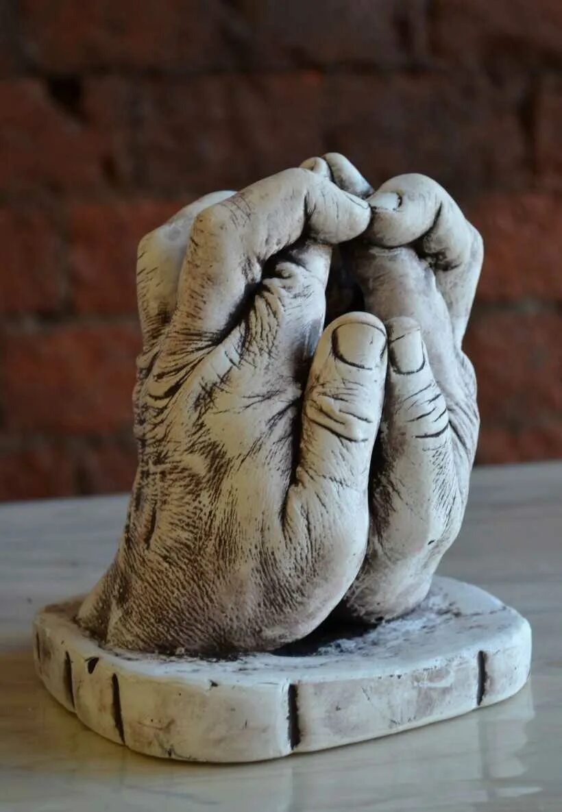 гипсовая форма для рук. 3д слепок рук семейный. слепок рук из гипса. слепок рук. скульптура рук из гипса.