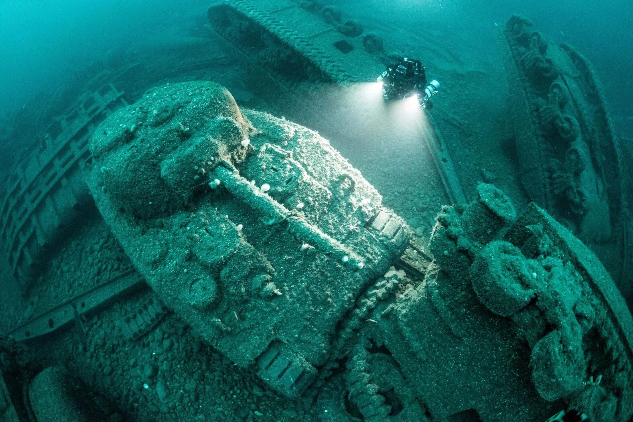 Затонувшие танки Шерман. Затонувшие танки Шерман Нормандия. Затонувшие танки Шерман Лагуна острова Сайпан. Затопленный корабль.