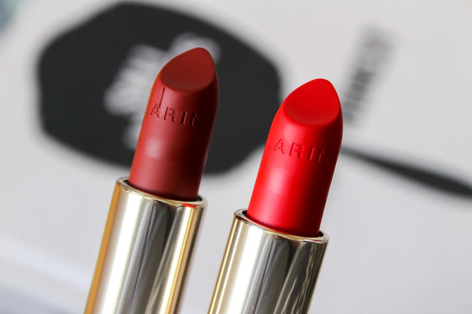 Matte rouge. Губная помада clarins joli rouge 761. clarins velvet 733. clarins joli rouge velvet grenadine. clarins matte помада.