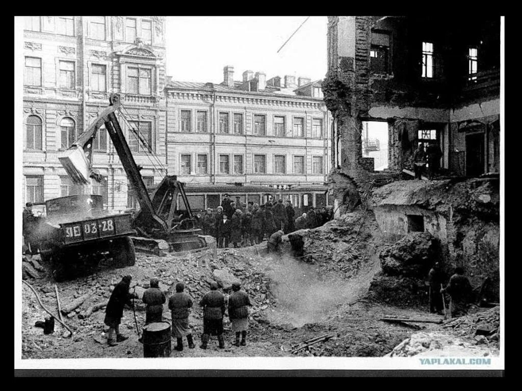 Как происходило восстановление разрушенного ленинграда. Разрушенные здания блокадного ленинграда. блокада ленинграда разрушенный дом. восстановление ленинграда после блокады. разрушения в блокадном ленинграде.