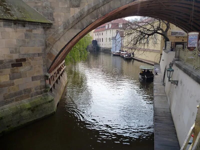 Карлов мост вид с боку. Река под карловым мостом. Река под карловым мостом. Река под карловым мостом. Карлов мост(прага).