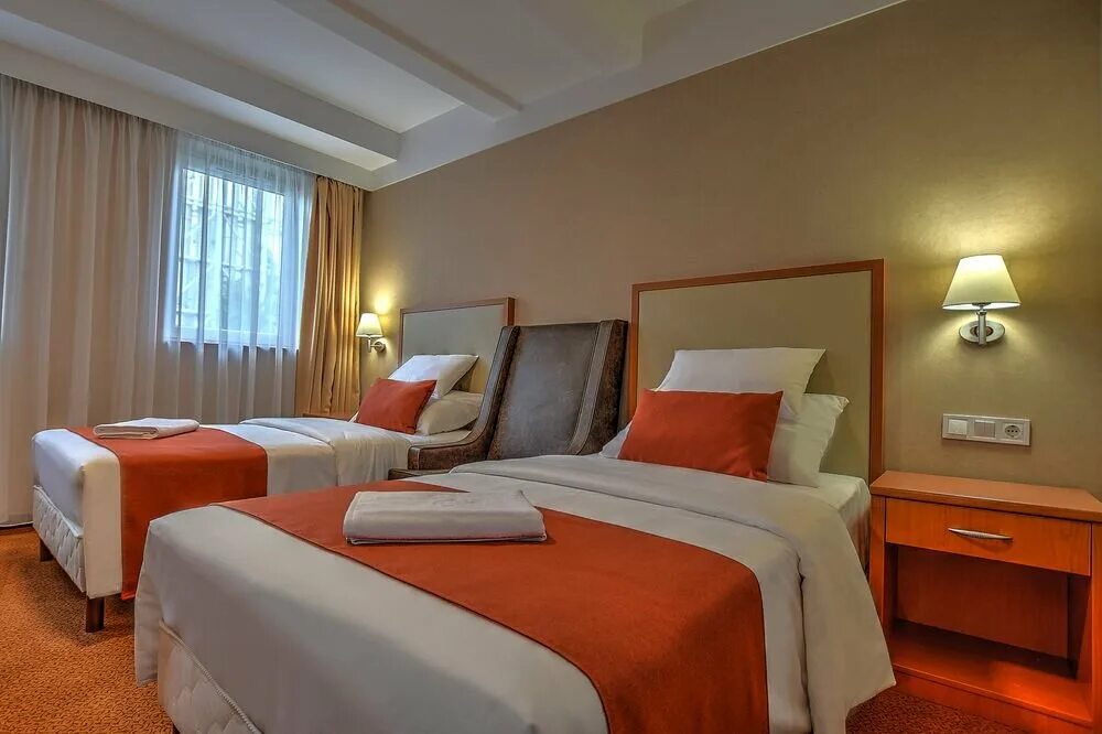 Annas hotel. Будапешт отель ауреа ана. Видео об отеле фэмили. Пражский отель внутри. Annas hotel.