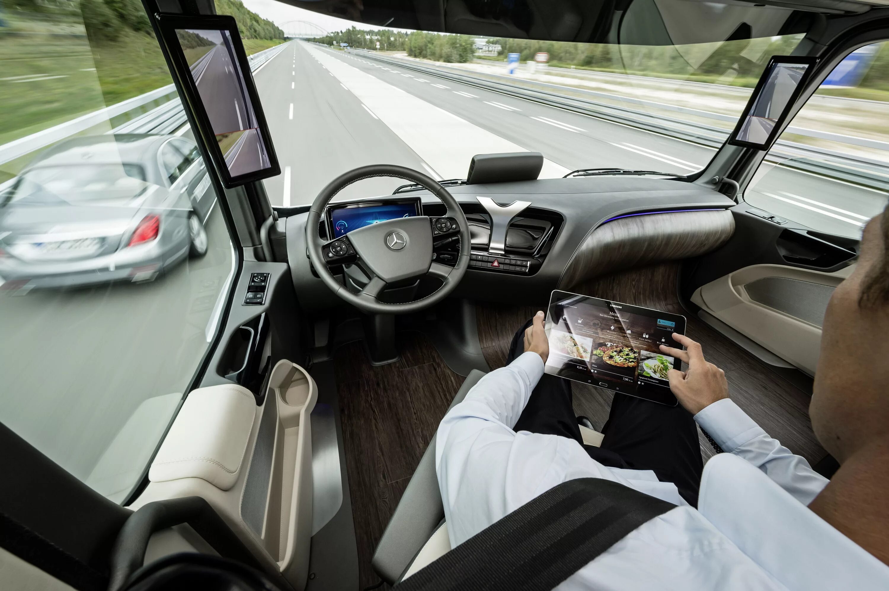 Мерседес без водителя. Mercedes-Benz Future Truck 2025. Mercedes Benz 2025. Mercedes-Benz Future Truck 2025 салон. Mercedes Future Truck 2025 с автопилотом грузовой.