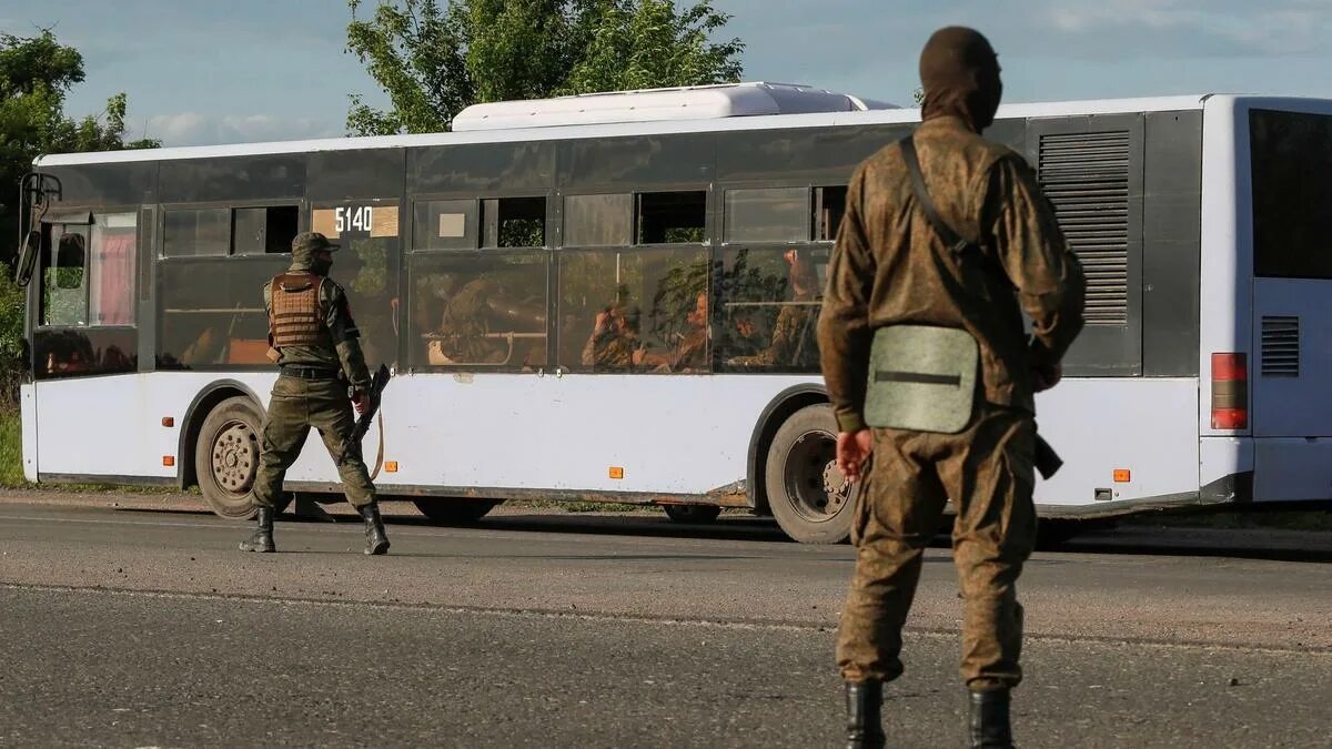 Военный автобус. Военные автобусы на Украине. Украинские пленные Азовсталь. Украинские военные автобусы. Правда что украина сдалась в войне