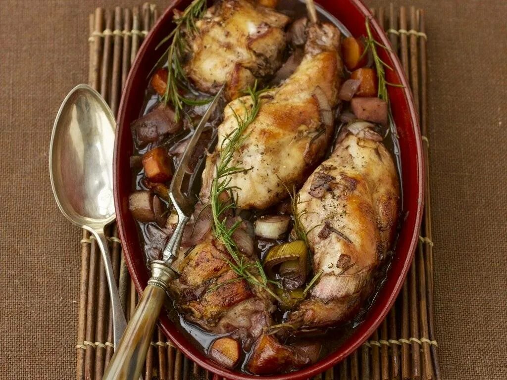 Приготовление кролика вкусный рецепт. Жаркое из кролика. Крольчатина блюдо. Кролик в духовке. Тушеный кролик в духовке.
