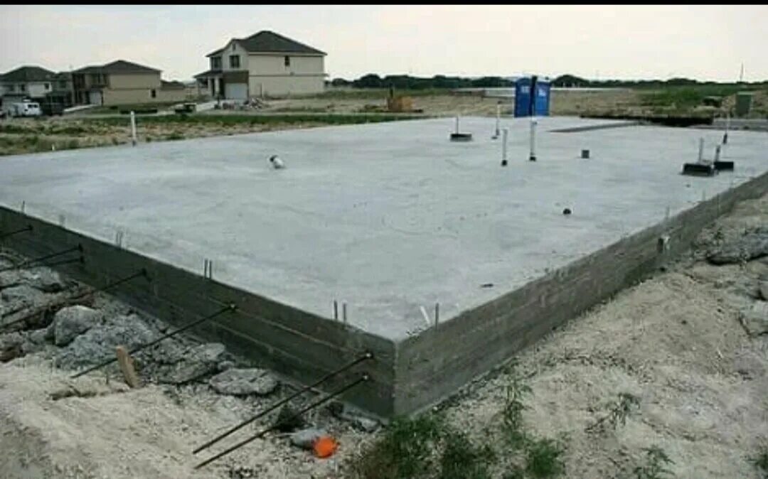 Монолитная ж б плита. Плита фундаментная под монолит. Фундамент монолитная плита. Монолитная ж б плита. Монолитный фундамент, бетон м100.